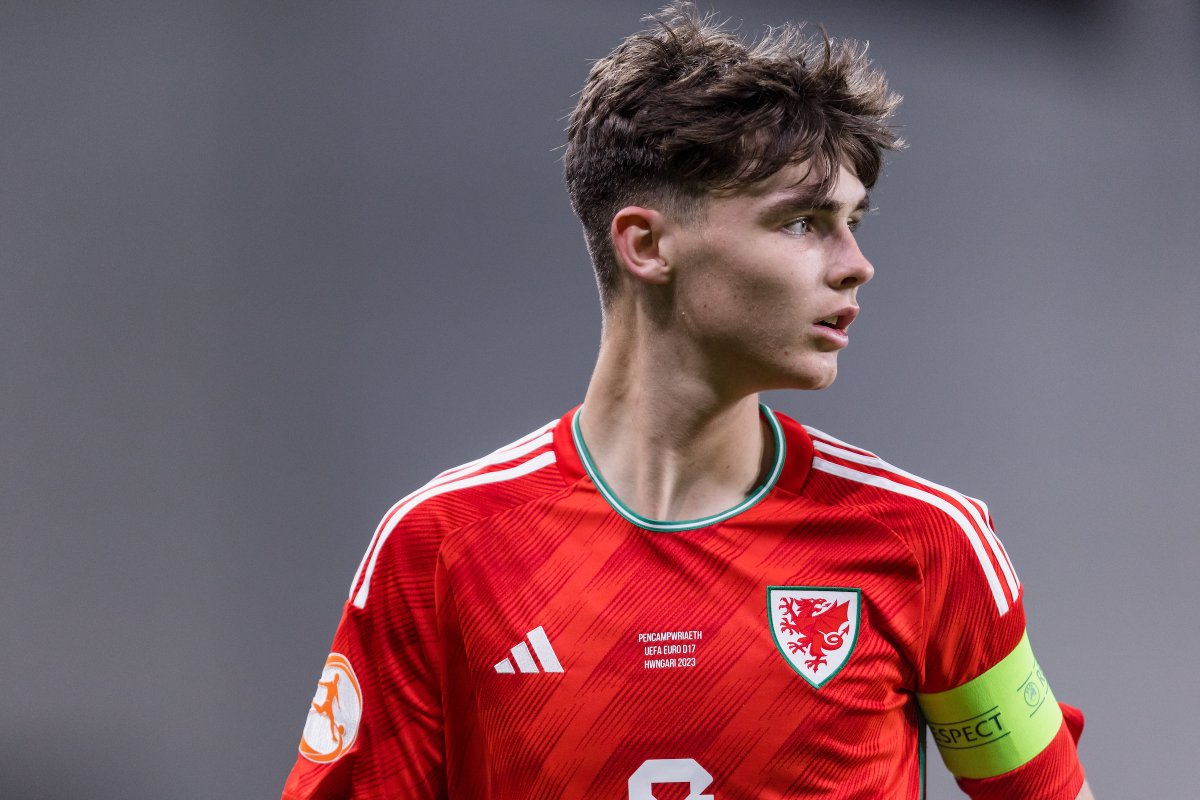 🏴󠁧󠁢󠁷󠁬󠁳󠁿 Charlie Crew (16) has been called up to Matty Jones' U21 squad after shining for Wales at the #U17EURO earlier this month.

Crew captained Craig Knight's side, playing every minute of their three games.

He also won the most tackles (17) and duels (47) across the group stage.