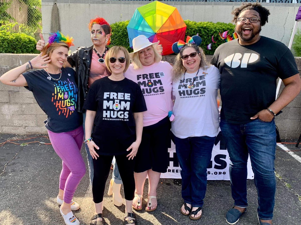 Our @freemomhugsct huggers had a blast with the amazing folks at @trevilounge for Fairfield Pride! 

#freemomhugs #pride2023 #lgbtqia #youareloved #asyouare #volunteers #mamabears #celebrate #lgbtq🌈 #qtbipoc #2slgbtq #pride #queerpride #lovewins