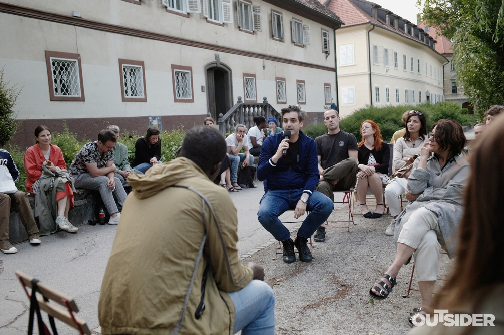 Ibrahim Mahama umetniški vodja 35. grafičnega bienala Ljubljana, je sinoči otvoril sezono Outsiderjevih srečanj z naslovom Trafika ob sončnem zahodu. Foto: Simon Chang @ibrahim_mahama @Revija_Outsider #ibrahimmahama #35grafičnibienaleljubljana