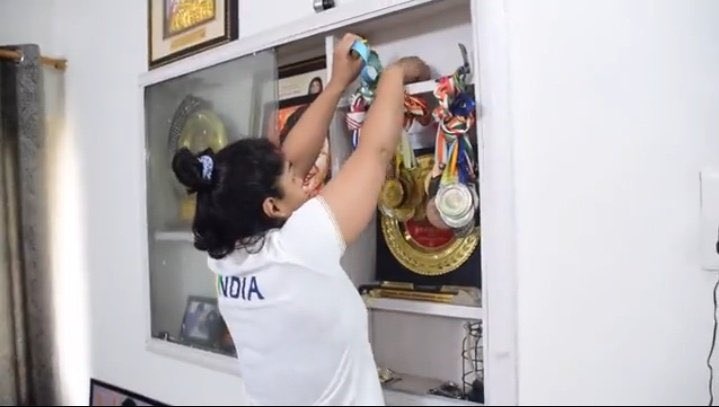 मैडल गंगा जी में जा रहे है
ओर फ़क़ीर बड़ी बड़ी फेंकता है
<a href="/SakshiMalik/">Sakshee Malikkh</a>