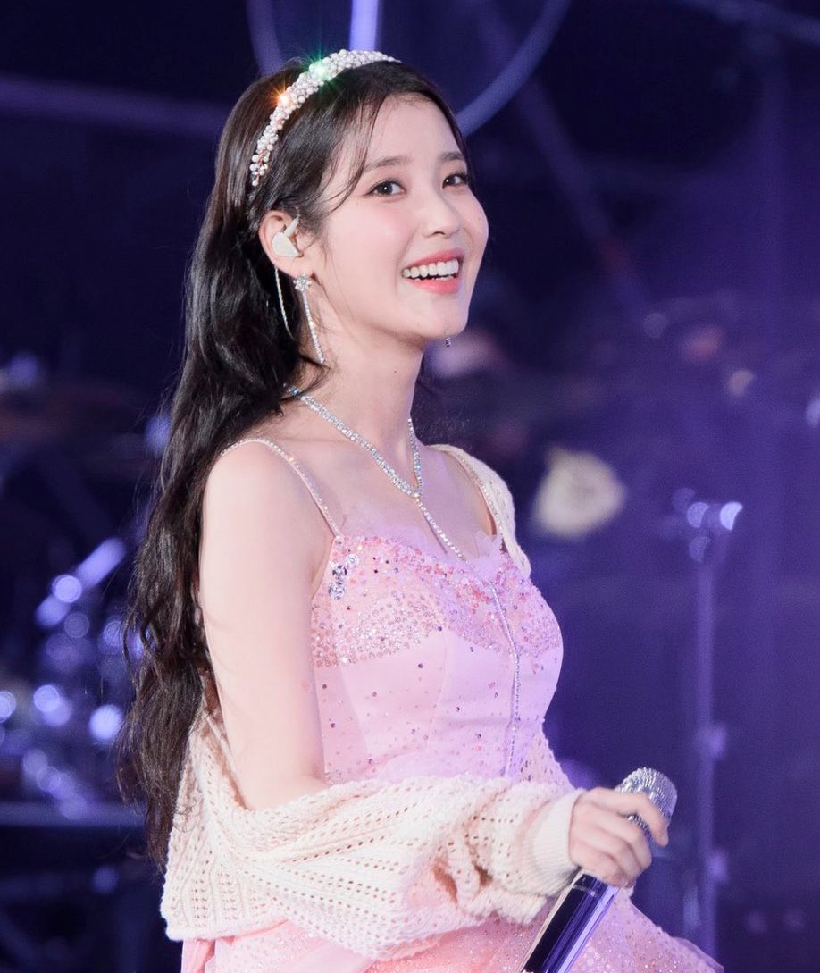 not iu literally dripping sweat with a droplet so big but still looking fresh and pretty 😭