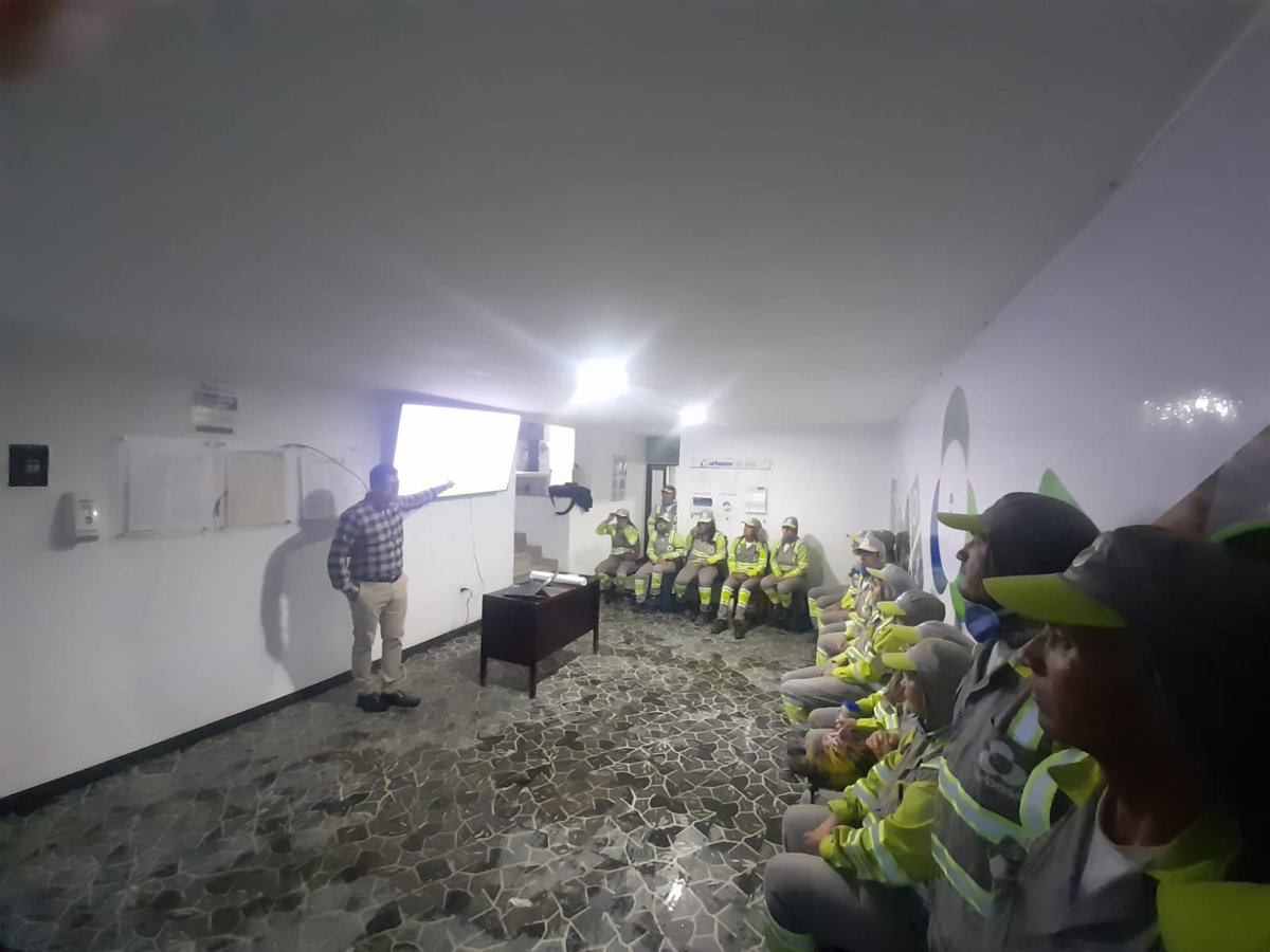 UrbaserTunja's tweet photo. 🌍📚  Sabemos la importancia de que todo nuestro equipo sepa el manejo adecuado y la inversión tecnológica y humana que ha tenido el Parque Ecológico y Tecnológico de Pirgua, por esa razón hoy dimos capacitación a nuestros héroes del cuartelillo sur💚🫱🏻‍🫲🏽

#UrbaserCompromiso https://t.co/XiepDVmt9d