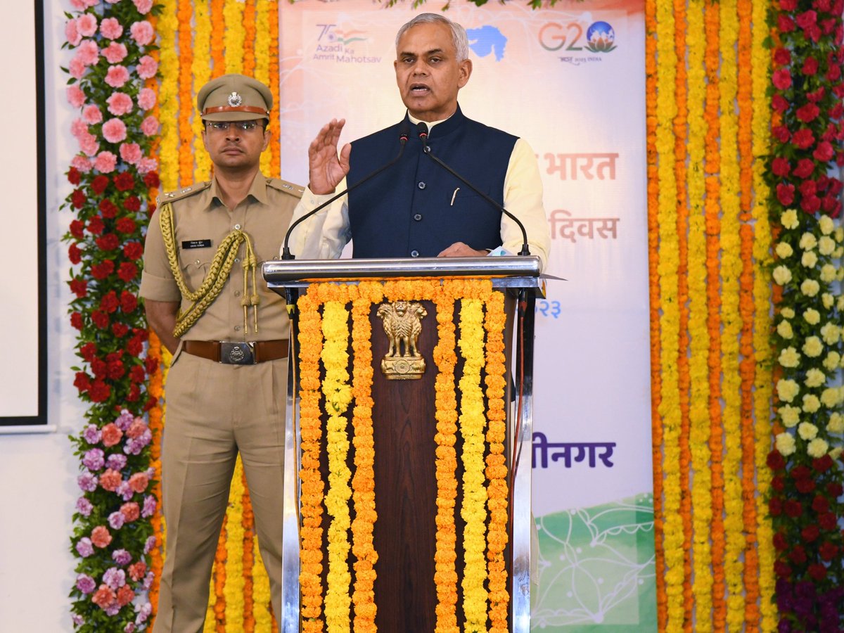 GovernorofGuj's tweet photo. राजभवन में आज गोवा का स्थापना दिवस उमंग-उत्साह से मनाया गया । सरदार पटेल ने 'एक भारत' बनाया। आज प्रधानमंत्री श्री नरेन्द्रभाई मोदी 'श्रेष्ठ भारत' बनाने के लिए प्रयासरत हैं। राज्यों के स्थापना दिवस मनाने से प्रांतों के बीच प्रेम बढ़ेगा, लोग एकता के सूत्र के साथ मजबूती से बंधेंगे। https://t.co/UaMLuabCOI