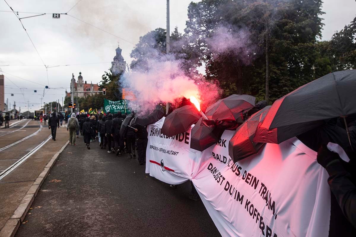 Wir spiegeln ein Statement von @WirsindalleLinx  im Vorfeld der Urteilsverkündung. Die Kampagne  schildert u.a. ihre Eindrücke zum Verlauf des Prozesses, zur  Generalbundesanwaltschaft, #SokoLinX, Gesinnungsjustiz, dem Umgang der Medien usw. 

soli-antifa-ost.org/wir-sind-alle-…