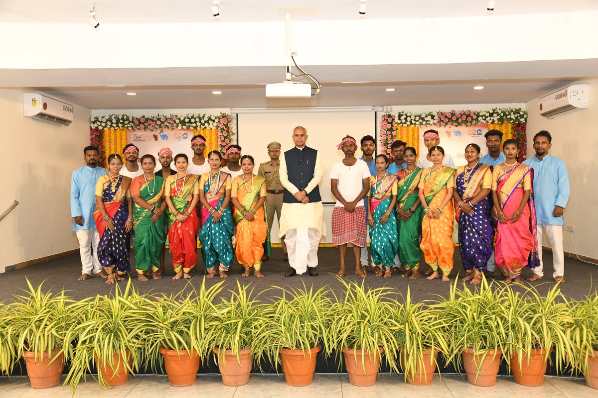 GovernorofGuj's tweet photo. राजभवन में आज गोवा का स्थापना दिवस उमंग-उत्साह से मनाया गया । सरदार पटेल ने 'एक भारत' बनाया। आज प्रधानमंत्री श्री नरेन्द्रभाई मोदी 'श्रेष्ठ भारत' बनाने के लिए प्रयासरत हैं। राज्यों के स्थापना दिवस मनाने से प्रांतों के बीच प्रेम बढ़ेगा, लोग एकता के सूत्र के साथ मजबूती से बंधेंगे। https://t.co/UaMLuabCOI