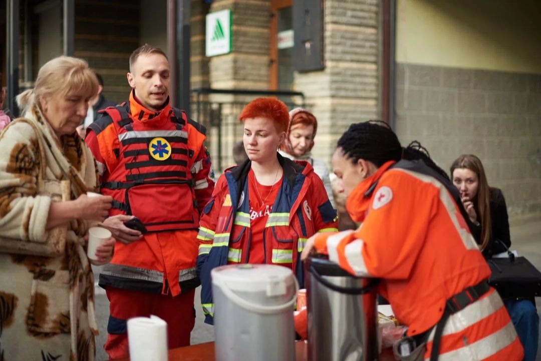 Norges Røde Kors (@rodekorsnorge) on Twitter photo Det har vært noen dramatiske døgn i #Ukraina. Frivillige i <a href="/RedCrossUkraine/">Ukrainian Red Cross</a> har støttet sivile med førstehjelp og psykososial støtte, varm drikke og tepper. Hør <a href="/erikabild/">Erik Abild</a> i #nyhetsmorgen om de humanitære konsekvensene ⬇️
tv.nrk.no/serie/nyhetsmo… Det har vært noen dramatiske døgn i #Ukraina. Frivillige i <a href="/RedCrossUkraine/">Ukrainian Red Cross</a> har støttet sivile med førstehjelp og psykososial støtte, varm drikke og tepper. Hør <a href="/erikabild/">Erik Abild</a> i #nyhetsmorgen om de humanitære konsekvensene ⬇️
tv.nrk.no/serie/nyhetsmo…
