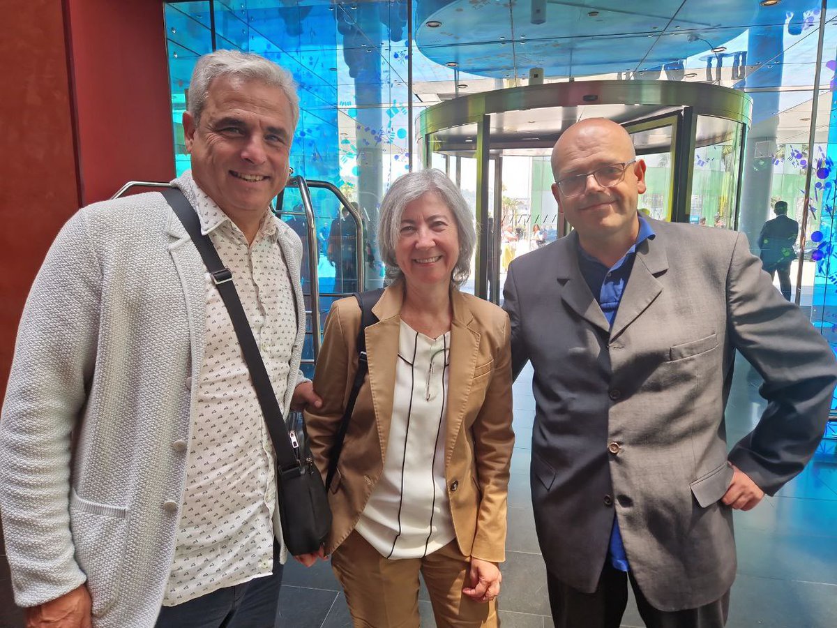 ⬛️⬜️ Avui, representants de l'Assemblea han impedit que el rei espanyol entri per la porta principal de l'hotel W per demostrar que no és benvingut a Catalunya.

La policia els ha perseguit per allunyar-los de la zona, però no ho han aconseguit i els han posat en una situació