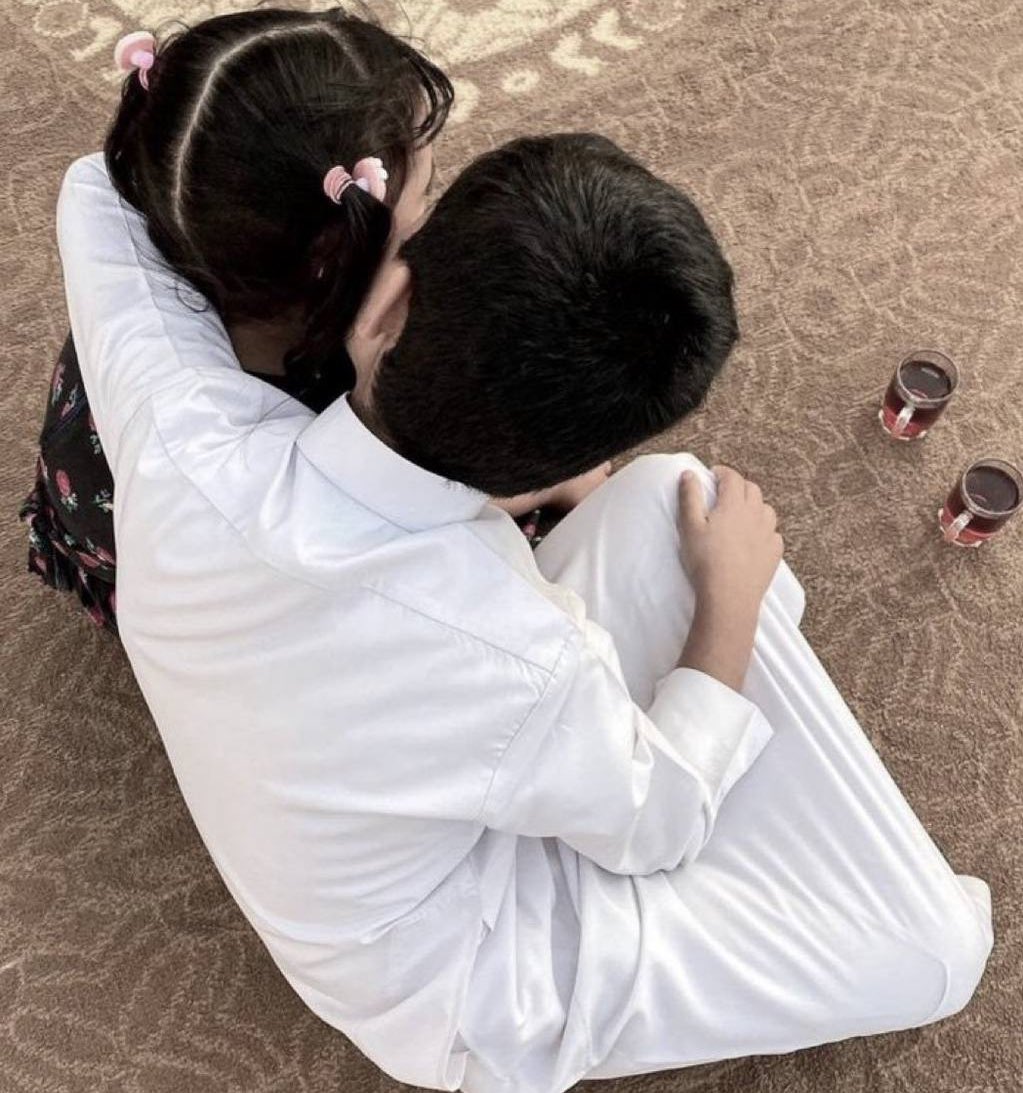 " على أيسر ضلوعي بيته وداره ومركاه
 أباهي وأماري فيه الأحباب وأفخر به

 اناظر .. خياله في عيوني يجر خطاه
 أخذني معه في خطوتينه على دربه

 أدك الآراضي لازعل والسما .. لرضاه
 وأدك الخطاوي لين تسمع بها ضربه ".