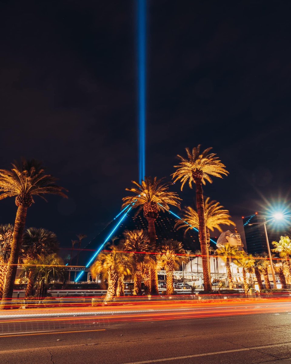 Nestled in the heart of Las Vegas, the Luxor Hotel stands tall and majestic. 🔥🌵

#luxor #egypt #travel #visitegypt #pyramids #photography #luxoregypt