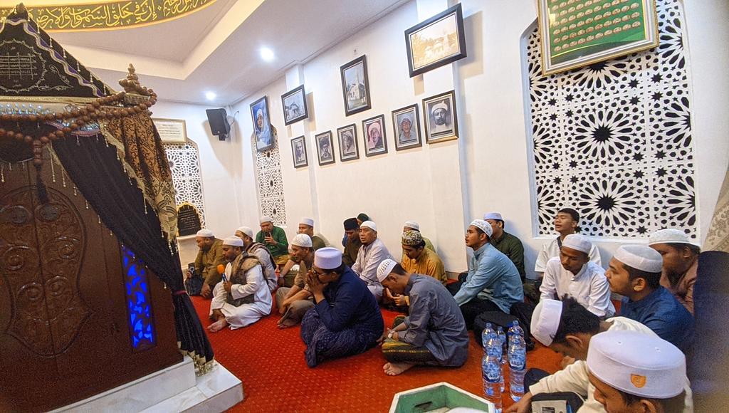 bib_abdallah's tweet photo. Ziarah Gubah Umi Syarifah Fatimah binti Hasan Al Attas dan Habib Musthofa bin Ja'far Assegaf
#abedeteam #abede https://t.co/j2OqHvzyD2