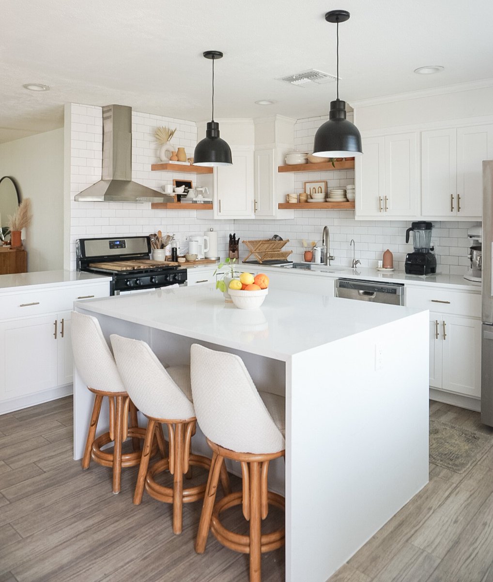 ArizonaTile's tweet image. This bright and airy design features a stunning waterfall kitchen island with Everest Quartz. Click here to learn more: ecs.page.link/B9WiW 

#whitekitchen #whitequartz #quartzcountertop 
#waterfallcountertop #ArizonaTile