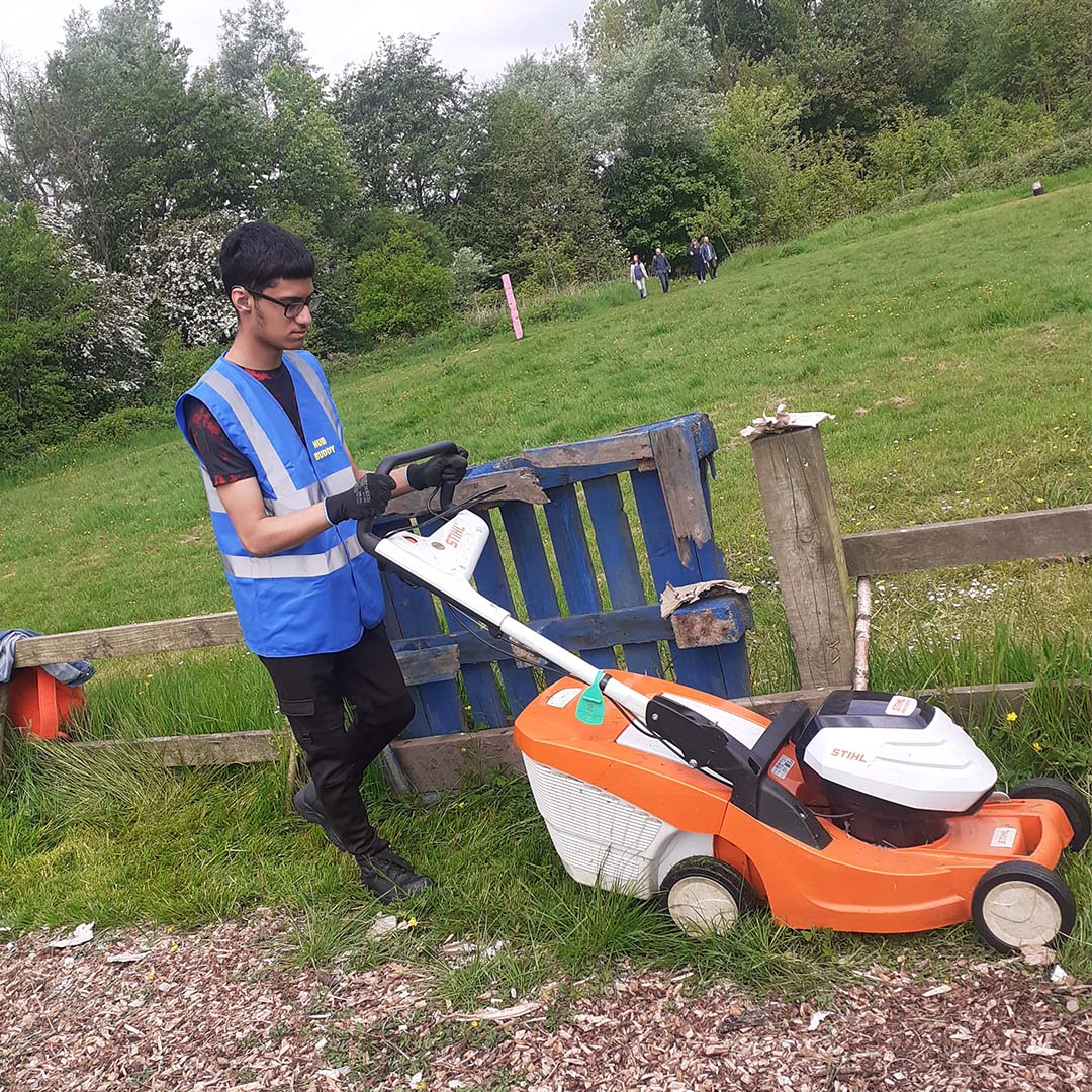 HathershawC's tweet photo. Last week, two of our HRC students were on placement at @TheHubVols and took part in Oldham’s Community Food Growing Project. They had a great time planting tomatoes, making a wormery and mowing grass to make 'mulch' to help potatoes grow.

#TogetherWeSucceed #Careers https://t.co/fRjW4LQ0Wm