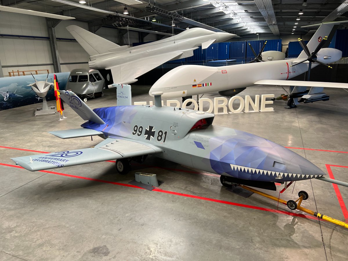 AirbusDefence's tweet photo. What do Remote Carriers and fish have in common? 🐟 20 years ago with the Barracuda, we pioneered the technologies &amp; capabilities that our #RemoteCarriers build on today. Read the full story here: https://t.co/TT1m9CXjmm #Defence https://t.co/FzVQLNTnTD