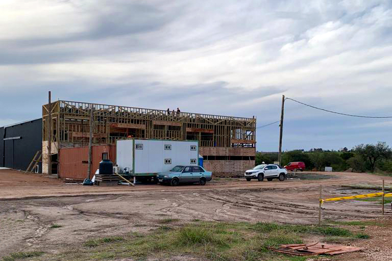 MIEM_Uruguay's tweet photo. El Subsecretario @walterverri, presidente del Consejo Tecnológico Forestal Maderero, visitó junto a una comitiva #CTFM la nueva construcción en madera de la planta #Oxipal en Paysandú. https://t.co/cP6GHR2AvI