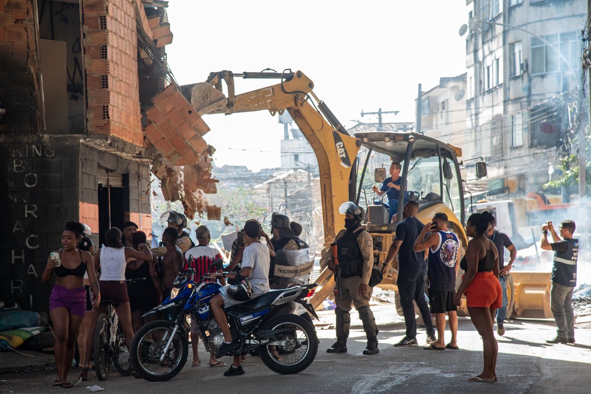Police Brutality Marks Forced Eviction of Homes and Businesses in Rato Molhado Favela in Rio de Janeiro’s North Zone

By Barbara Dias <a href="/barbaradiasph/">Bárbara Dias</a>

🔗For the full article, visit our website: bit.ly/3qkXOc8

w/ @SeopRJ, <a href="/Prefeitura_Rio/">Prefeitura do Rio</a>, <a href="/defensoria_rj/">Defensoria Pública do Rio de Janeiro</a>