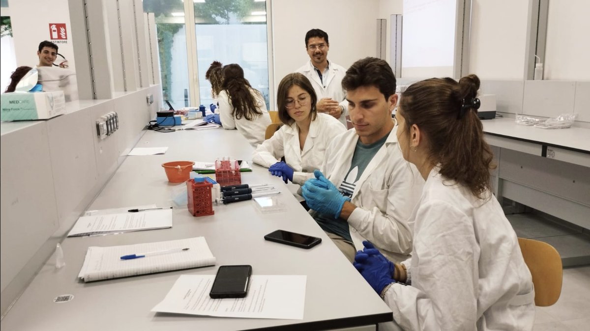 Dip_Bio_Unipi's tweet image. Gli studenti del Corso di Biotecnologie Cellulari svolgono presso il Polo San Rossore 1938 i loro primi esperimenti...#labPractical #firstExperiments #labExperience #CellularBiotechnology  #Science