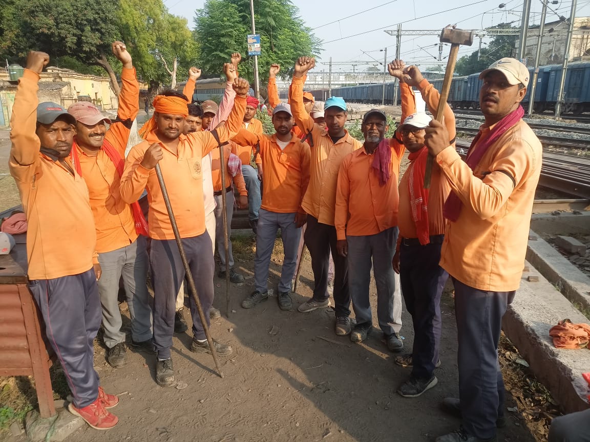 Crtu_cr_Rly's tweet photo. @AIRTUINDIA @gmner_gkp @GM_CRly @RailMinIndia @AshwiniVaishnaw @raosaheboffice @MumbaiMedia @drmpune @BhusavalDivn @DrmSolapur @drmmumbaicr @NavbharatTimes @rajusal38649894 @ANI @directSSE_IR @allindiasse @AirtuW @airtuwcr1 @AIRTU_ER आज जो यह निश्चित दिवस के रूप में देश के ट्रैक में देने साथियों ने जो एकता दिखाने का काम किया है यह भीड़ उस ट्रैक मेंटेनर विरोधी लोगों के मुंह पर तमाचा है जो गलत अफवाह फैला रहे हैं। https://t.co/zaMxnovgqu