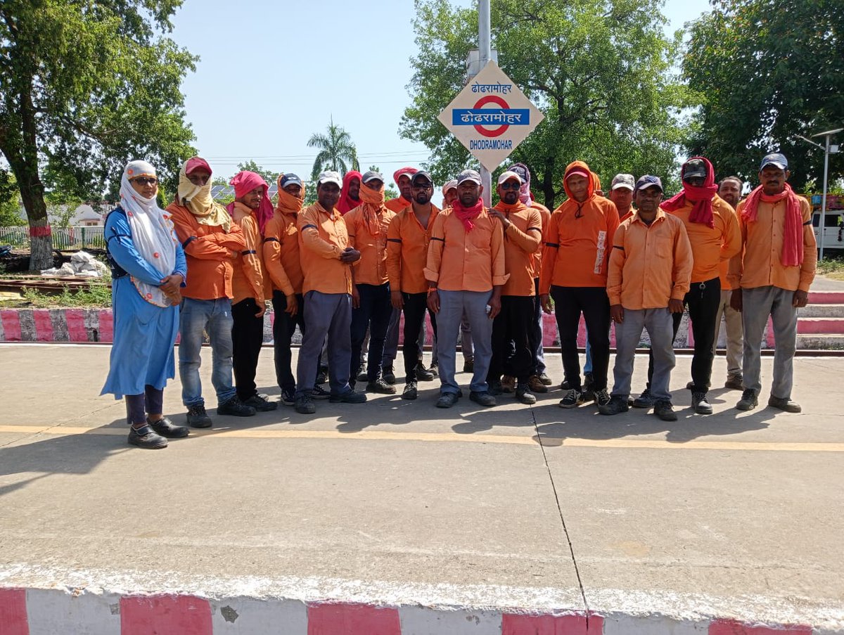 Crtu_cr_Rly's tweet photo. @AIRTUINDIA @gmner_gkp @GM_CRly @RailMinIndia @AshwiniVaishnaw @raosaheboffice @MumbaiMedia @drmpune @BhusavalDivn @DrmSolapur @drmmumbaicr @NavbharatTimes @rajusal38649894 @ANI @directSSE_IR @allindiasse @AirtuW @airtuwcr1 @AIRTU_ER आज जो यह निश्चित दिवस के रूप में देश के ट्रैक में देने साथियों ने जो एकता दिखाने का काम किया है यह भीड़ उस ट्रैक मेंटेनर विरोधी लोगों के मुंह पर तमाचा है जो गलत अफवाह फैला रहे हैं। https://t.co/zaMxnovgqu
