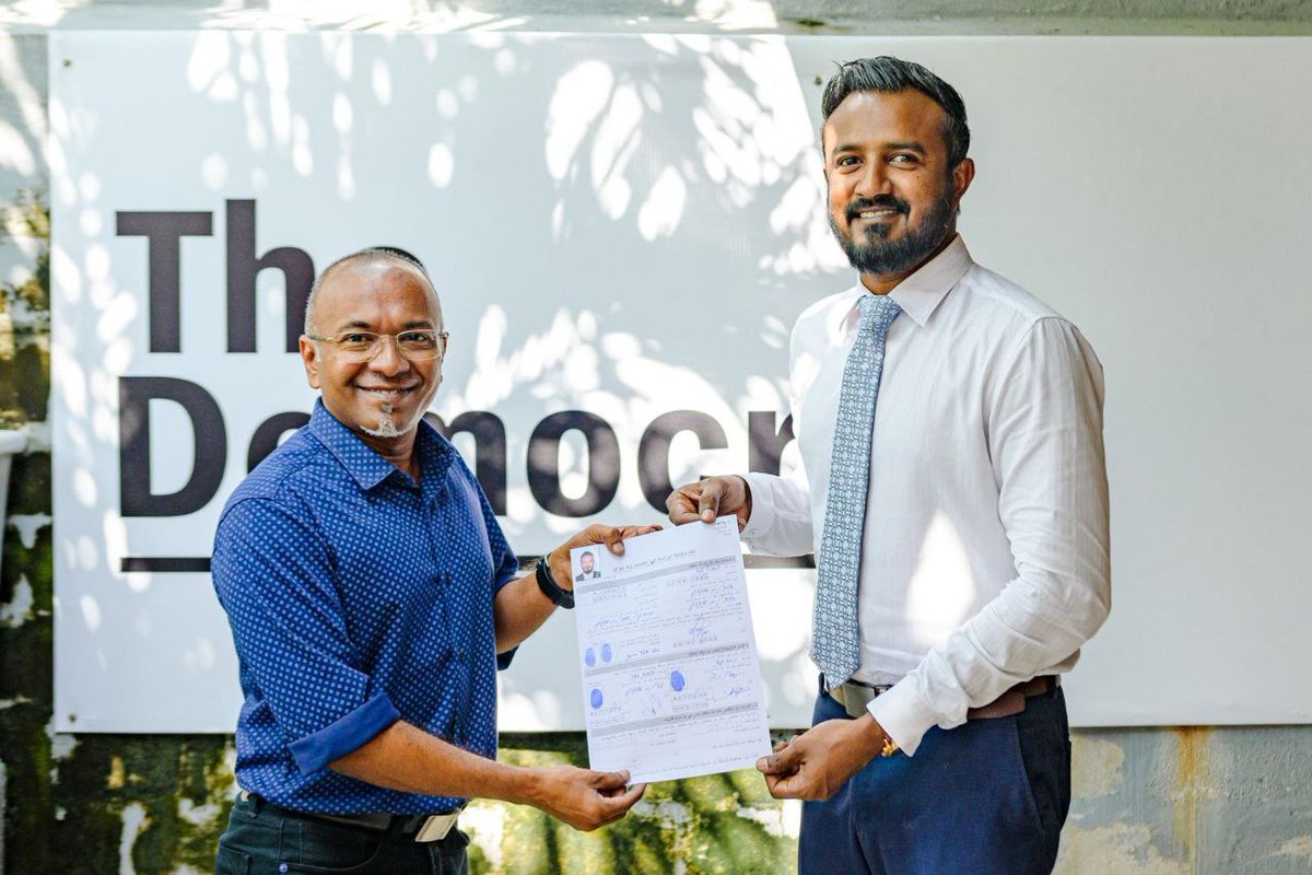 kulhudhuOnline's tweet photo. އެމްޑީޕީގެ ސުޕަރމެޖޯރިޓީ އޮންނަ ކުޅުދުއްފުށީ ސިޓީ ކައުންސިލްގެ ހުރިހާ މެމްބަރުން ދަ ޑިމޮކްރެކްޓްސް ޕާޓީއާ ގުޅިވަޑައިގަތުން. މި ރަސްމިއްޔާތުގައި ޑިމޮކްރެކްޓްސްގެ މުއައްސިސް ހަސަން ލަތީފު ��ައިވެރިވެވަޑައިގެންނެވި: ފޮޓޯ: ދަ ޑިމޮކްރެކްޓްސް

https://t.co/i1jCmCJJbV https://t.co/t3Wx9Udjbz