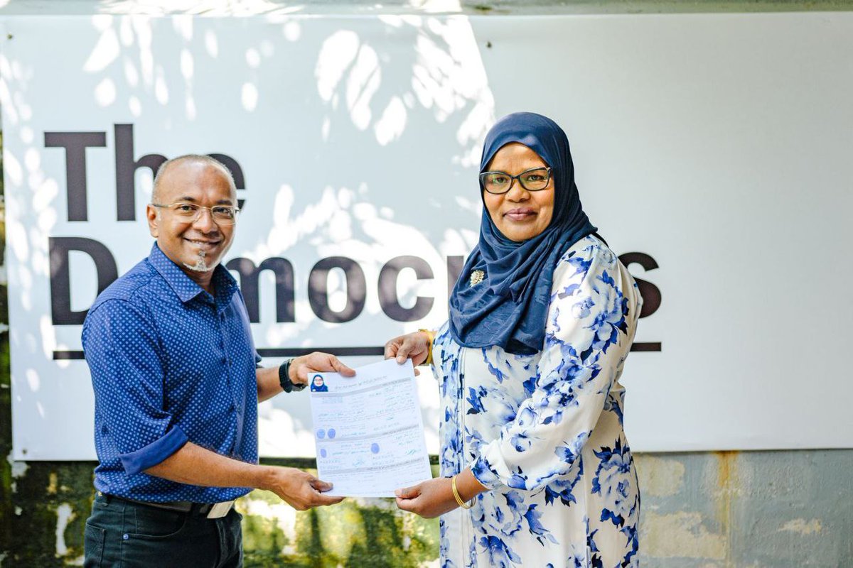 އެމްޑީޕީގެ ސުޕަރމެޖޯރިޓީ އޮންނަ ކުޅުދުއްފުށީ ސިޓީ ކައުންސިލްގެ ހުރިހާ މެމްބަރުން ދަ ޑިމޮކްރެކްޓްސް ޕާޓީއާ ގުޅިވަޑައިގަތުން. މި ރަސްމިއްޔާތުގައި ޑިމޮކްރެކްޓްސްގެ މުއައްސިސް ހަސަން ލަތީފު ބައިވެރިވެވަޑައިގެންނެވި: ފޮޓޯ: ދަ ޑިމޮކްރެކްޓްސް

kulhudhuffushi.com/95663