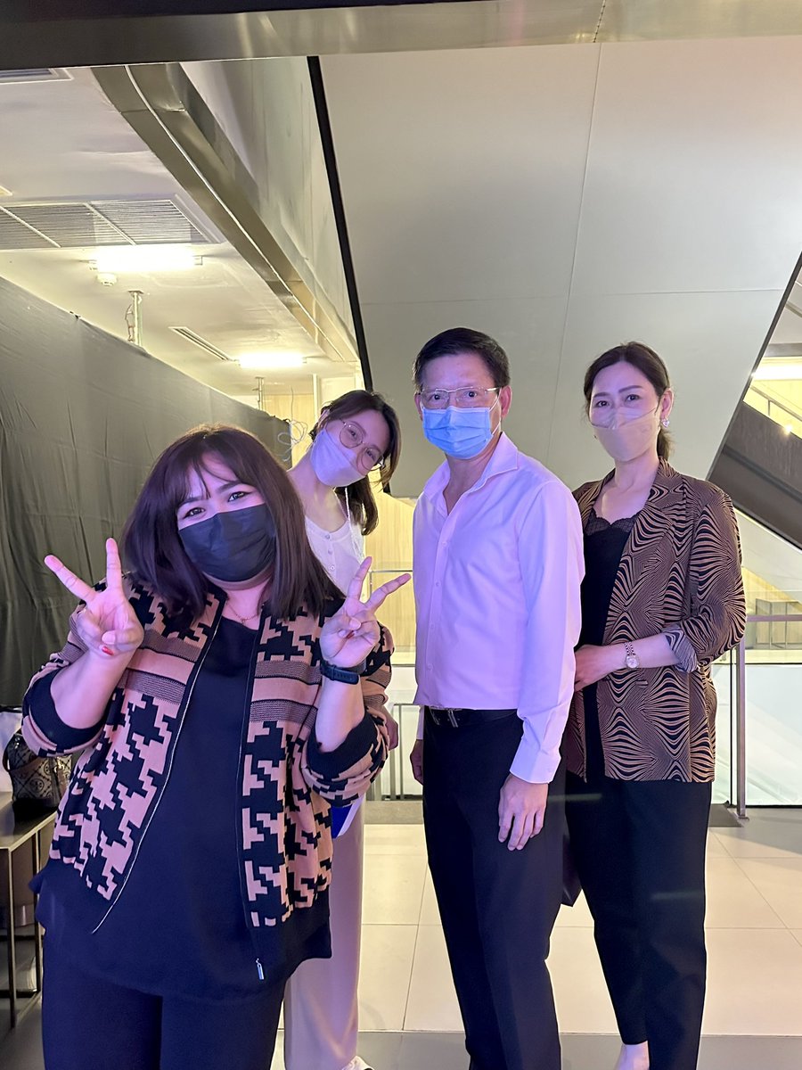 sananthachat_na's tweet image. แวะมาร้านวันนี้นั้น ☺️ 
อยู่จนร้านปิดเช่นเคย วันนี้คุณพ่อคุณแม่น้องวินก็อยู่ที่ร้านจนร้านเกือบปิดเลยน้าา 
ชวนคุณพ่อร้องคาราโอเกะ คุณพ่อน้องบอกร้องกันเลยๆ 😆 จัดไป 3 เพลงเบาๆ ขออภัยที่คุณพ่อคุณแม่น้องต้องทนฟังเสียงพวกหนูนะคะ 5555 
#winmetawin  #SouriXVelatoPopupstore