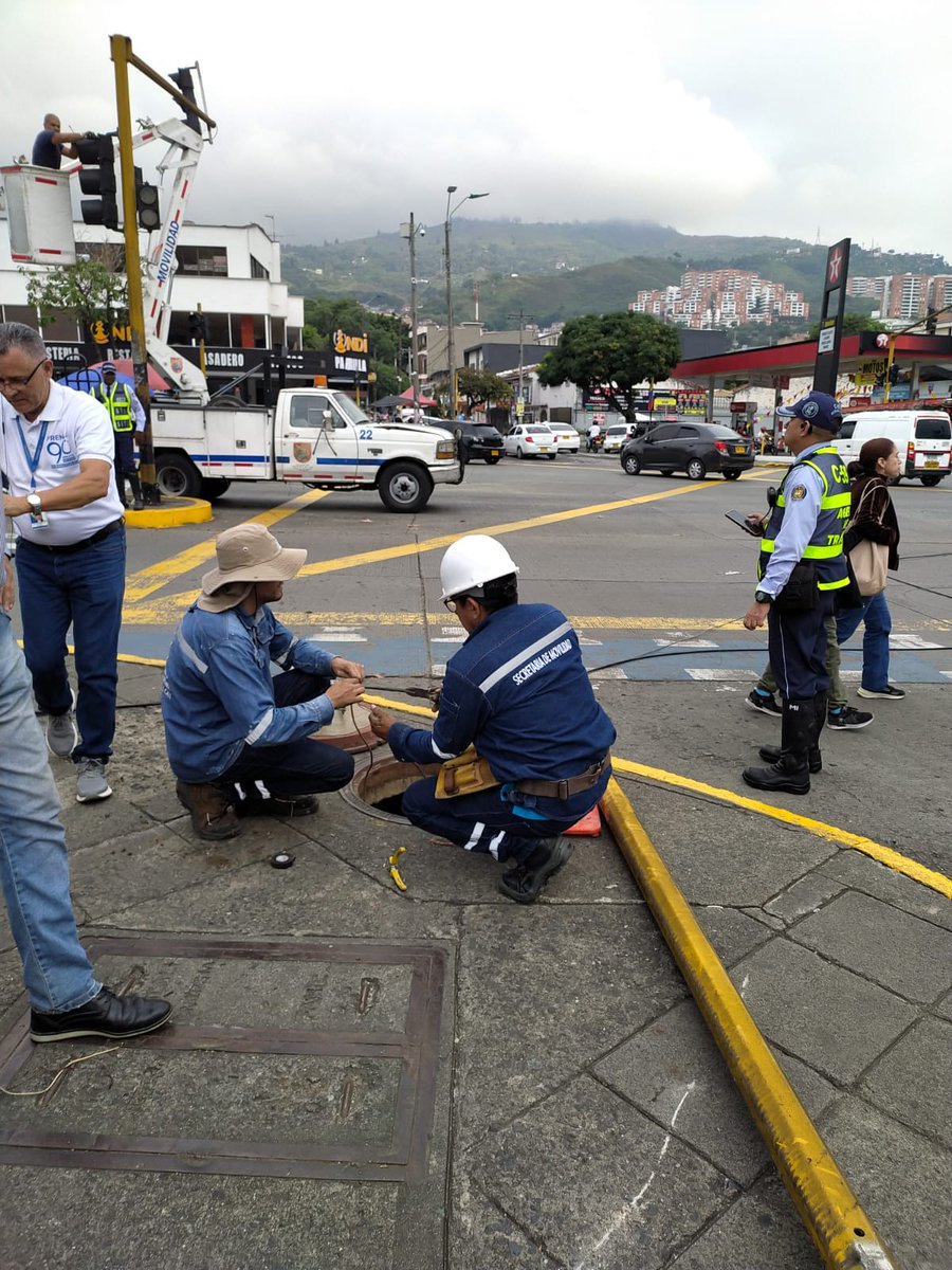 MovilidadCali's tweet photo. #AEstaHora⏰| nuestro equipo de técnicos trabaja en la reparación del anclaje para instalar la ménsula que sostiene el semáforo del cruce de la Cl. 5ta con 39, donde en horas de la madrugada un camión derribó el semáforo.

#CaliTeQuiere💙❤️💚
@AlcaldiaDeCali @JorgeIvanOspina https://t.co/gZBfusPuyu