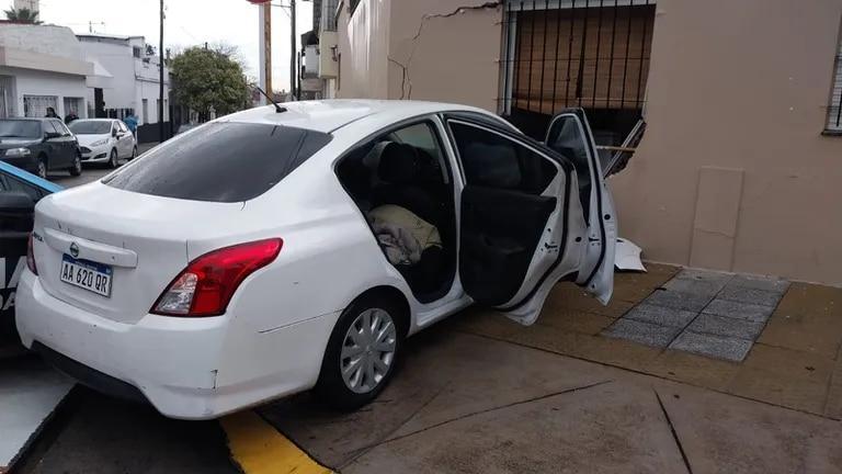 instaxlis's tweet photo. El 24/5 a las 10am hubo una persecución que terminó en un auto incrustado adentro de mi casa en Parque Avellaneda, CABA, dejando un agujero y sin gas a una familia con una bebé de un año... https://t.co/IrjJ7Bm4rT