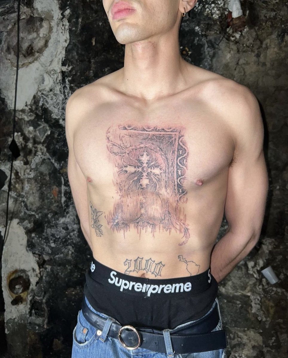 MaisonPython's tweet photo. Derkomissar ⛓️🔗 https://t.co/Q0phFOmR3W