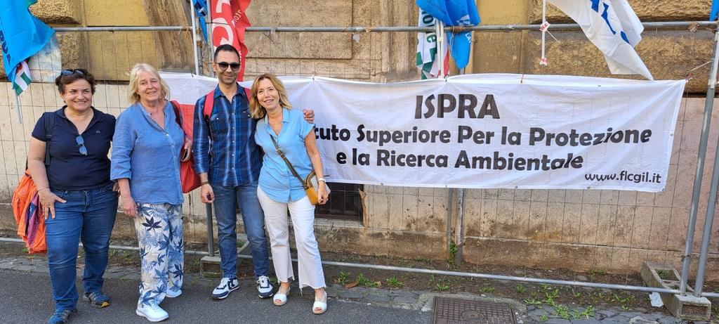 📌 Oggi tantissimi lavoratori e lavoratrici del mondo della #Ricerca si sono riuniti in #presidio sotto al #MEF per manifestare a favore di un giusto #rinnovo del #CCNL.

👥 Una nostra #delegazione in seguito è stata accolta dal Ministero.