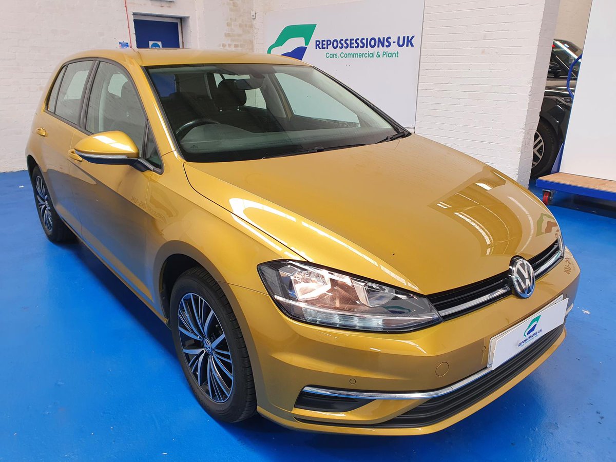 Repo_UK's tweet image. According to a recent survey, the most popular car colours are grey, black and white. Not everyone wants to follow the herd though...want to turn heads with this gold Volkswagen Golf?

🚗: bit.ly/427H05K 

#newcar #usedcars #carsforsale
