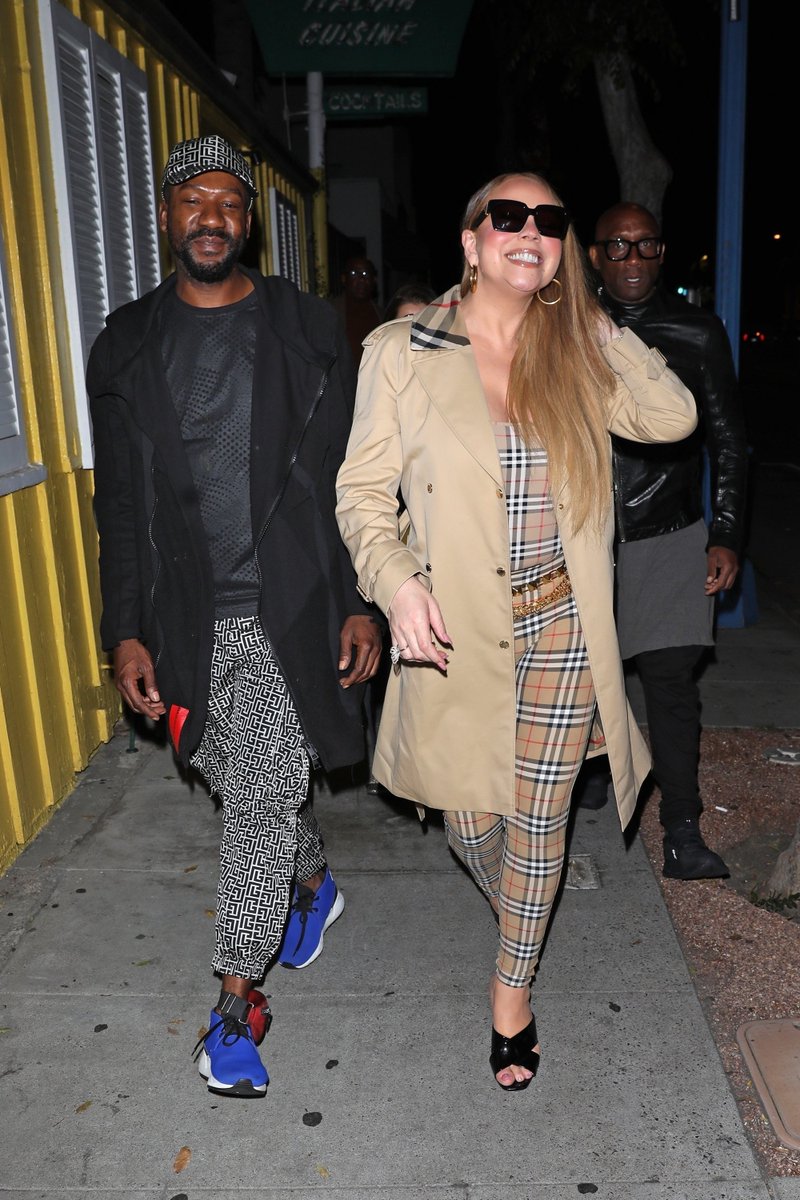 mariahnownet's tweet photo. [CANDIDS] MARIAH STEPS OUT IN WEST HOLLYWOOD - https://t.co/OiVeghljoS https://t.co/KhS7cHwIXG