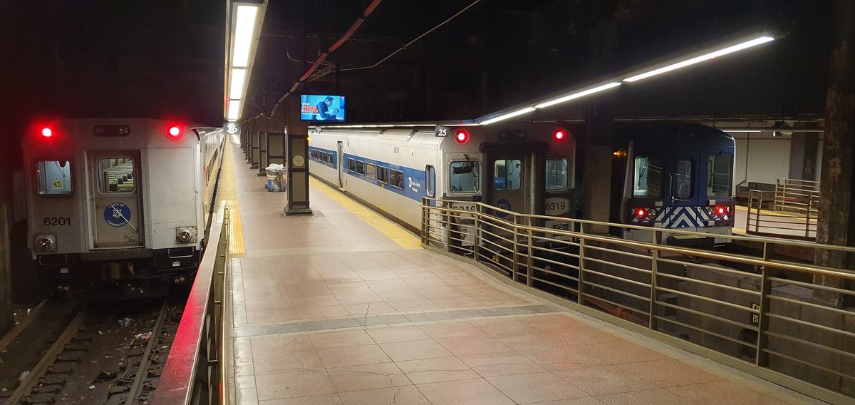 Un salut aux collègues de Metro-North exploitant la magnifique gare de Grand Central de <a href="/NYCTSubway/">NYCT Subway</a> ! On se trouve bien petit dans cet immense volume... New York, quoi !