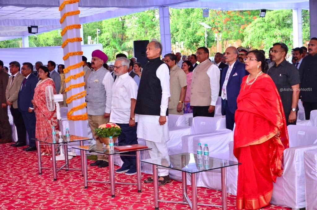 न्याय की शपथ!

आज राजभवन में आयोजित माननीय मुख्य न्यायाधीश जस्टिस श्री ऑगस्टाइन जॉर्ज मसीह के शपथ ग्रहण समारोह में माननीय राज्यपाल कलराज मिश्र जी के साथ सहभागिता की। जस्टिस श्री ऑगस्टाइन जॉर्ज मसीह जी को यह गरिमामयी पद ग्रहण करने की हार्दिक बधाई व कर्तव्य निर्वहन हेतु शुभकामनाएं।