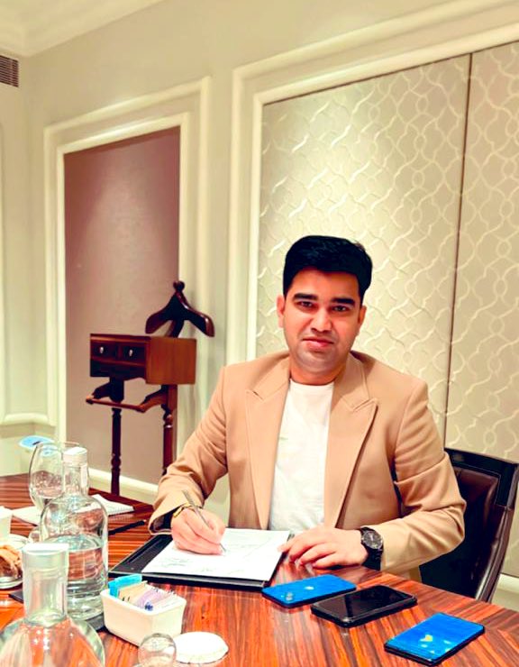 DeepakUKksp's tweet photo. कण कण में जिनके आहट हो,
और शंखनाद का साहस हो ।
वे कालचक्र के चक्रव्यूह से कभी नहीं डरने वाले,
पथ पर पांव जमाकर, इतिहास वहीं लिखने वाले।    

#viral #viralpost #post #viralinstagram #girls #collage #lifequotes #life #love #instagram #facebook #bollywood #actor #school #ips #upsc #ias #twitter
