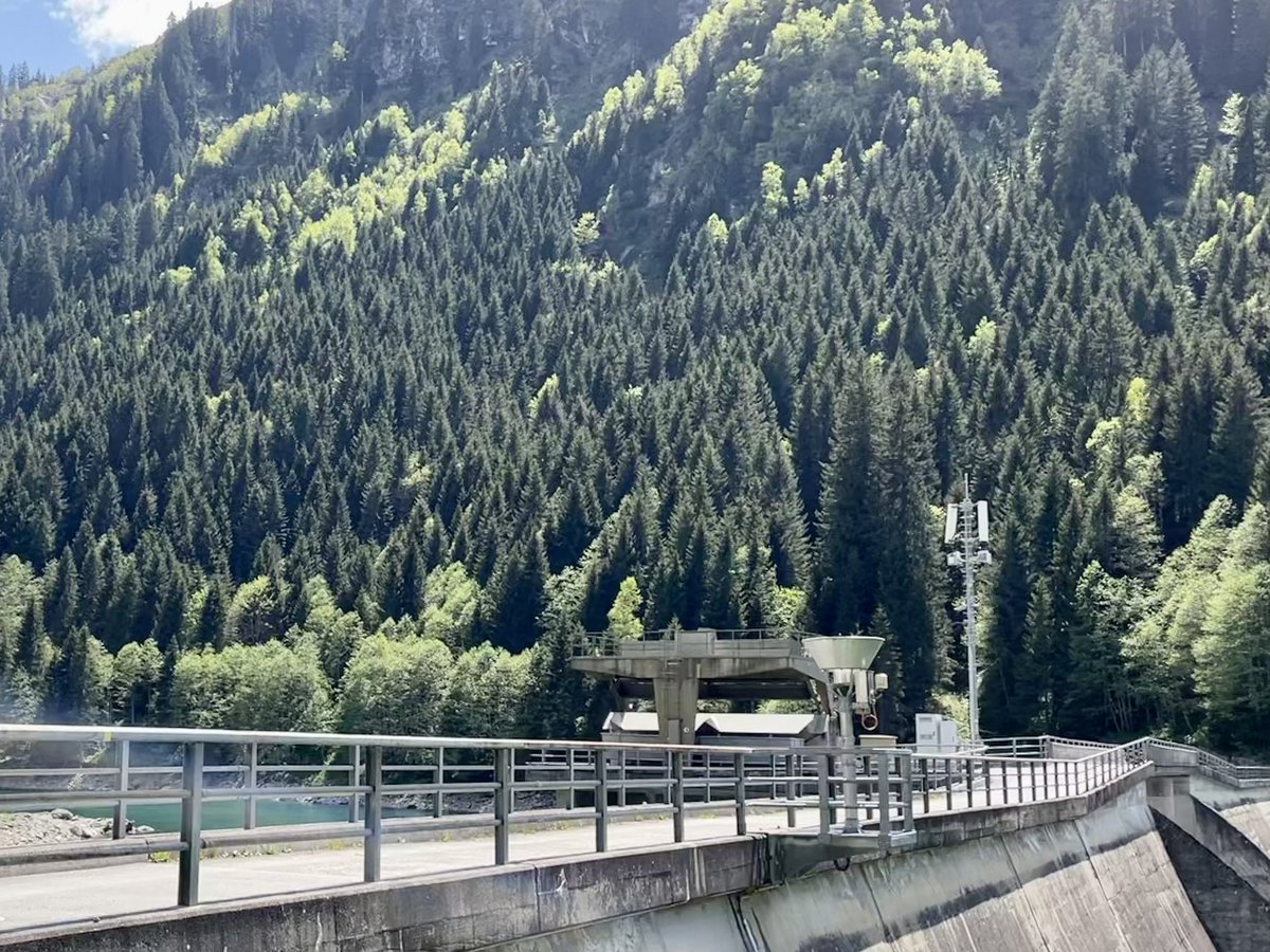 fisler's tweet photo. Und gleich noch ein #Lambrecht #Pluviometer der #AXPO: Diesmal auf der Staumauer des Stausee #Runcahez im #ValSumvitg ob #Surrein https://t.co/OWRJjh9avK