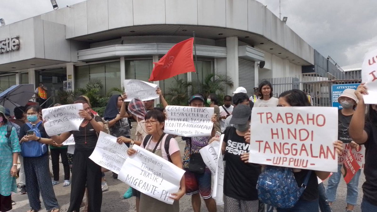 AnakbayanLaguna's tweet photo. TINGNAN | Nagkasa ng kilos-protesta sa Nestlé Factory sa Cabuyao City, Laguna ang mga manggagawa ng Nestlé-Wyeth, kaninang umaga, bilang panawagan na ibalik ang 145 na manggagawang iligal na tinanggal.
#StopNestleCorporateGreed
#ReinstateWyethNestle145
#StandWithWyethWorkers
1/4 https://t.co/9qRJlVGRKF
