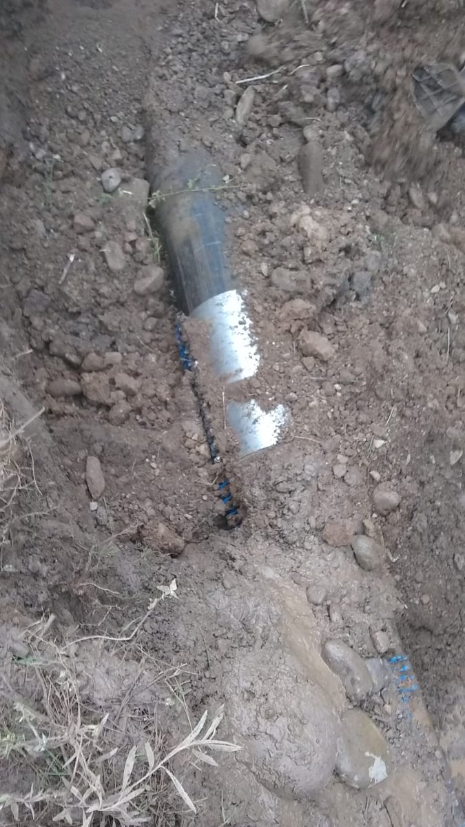 AguaJujuy's tweet photo. 🚧 Se colocó una abrazadera de reparación de acero inoxidable, quedando el acueducto en condiciones óptimas. Para finalizar los trabajos en el lugar, se destrancó la alcantarilla cercana al arreglo y logrando favorecer el escurrimiento del agua estancada por la pérdida. https://t.co/1HLDMhzNi0