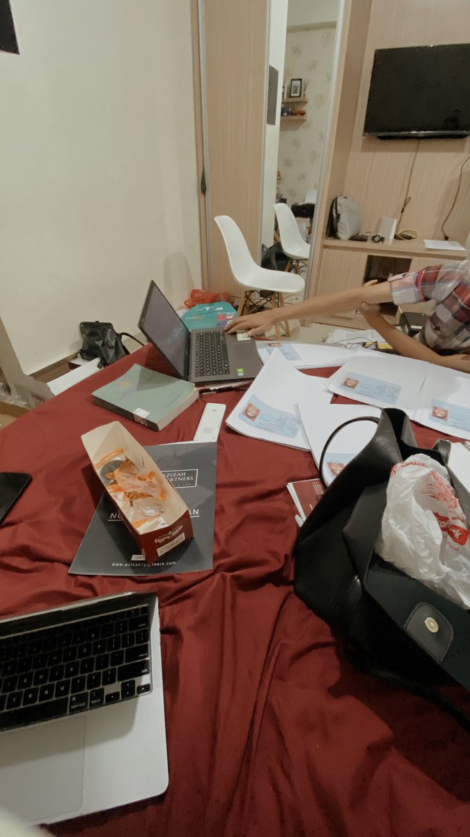 areabelajarr's tweet photo. hasil ga tidur, ga pulang, ga mandi berapa hari, sehari 3 gelas kopi, dan nahan nangis karena gaada waktu lagi.. 🥲🙏 https://t.co/HrJIvtvmwh