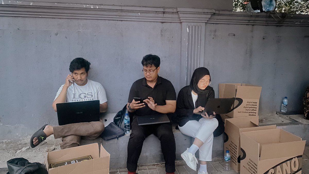 areabelajarr's tweet photo. hasil ga tidur, ga pulang, ga mandi berapa hari, sehari 3 gelas kopi, dan nahan nangis karena gaada waktu lagi.. 🥲🙏 https://t.co/HrJIvtvmwh