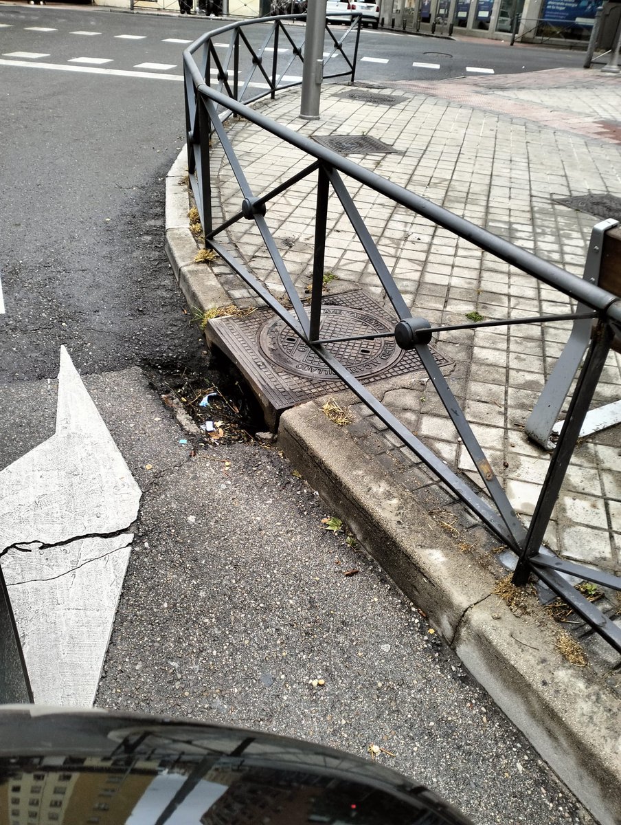 LuciadeFuentes's tweet photo. Alcantarilla peligrosa sin rejilla en la esquina de la calle Pamplona (acera de los pares) haciendo esquina con Francos Rodríguez. Se puede colgar un niño pequeño https://t.co/Pygvo4Rr7Q