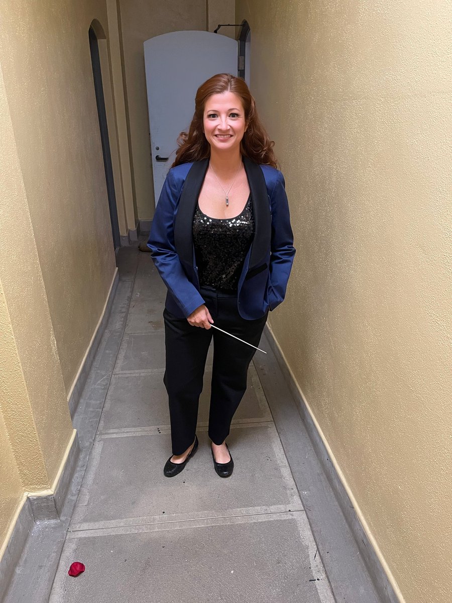 brookederosa's tweet photo. Conducting at the Redlands Bowl #femaleconductor https://t.co/SLsMXmIO8L