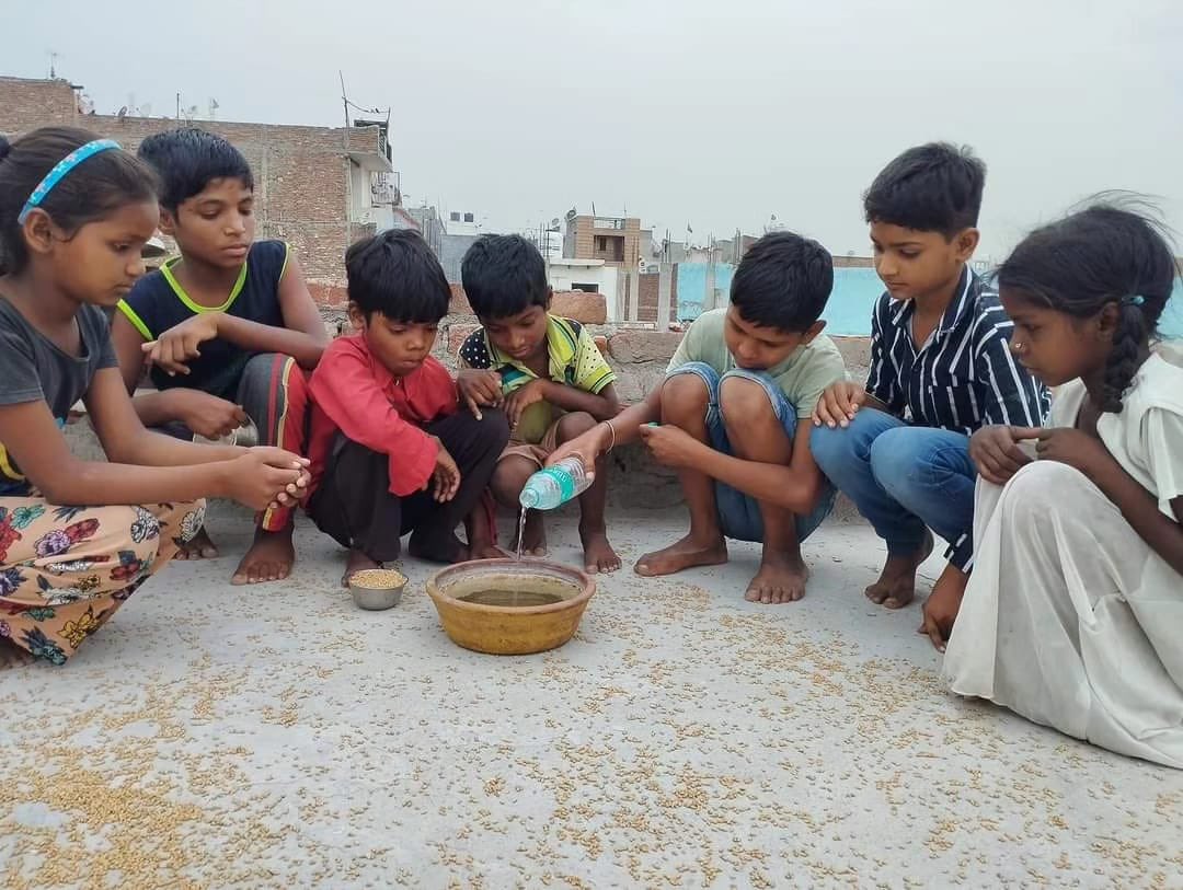 Ishtfoundation's tweet photo. "#एक_सकोरा_बेजुबानों_के_नाम" नामक अभियान की शुरुआत कर दाना-पानी से भरे सकोरों को चिन्हित स्थानों पर रखने का कार्य निरतंर किया जा रहा है। ताकि बेजुबानों को राहत पहुंचाने के साथ-साथ इस अभियान से अधिक से अधिक लोगों को #जागरूक किया जा सके।🦅❤🙏
@Ishtfoundation https://t.co/3EdbqyQFgS