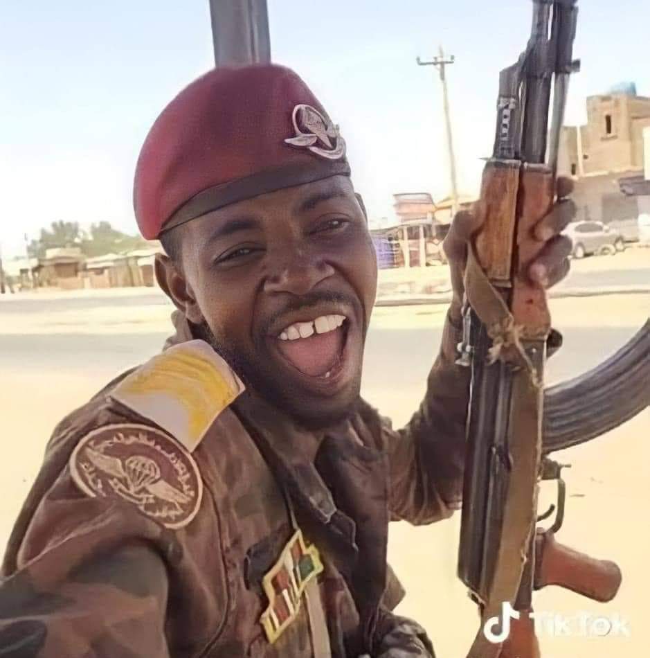 TramaZoul's tweet photo. الحرب دي من فوق هي حرب تضارب مصالح الجنرالين برهان ، دقلو..

أما من تحت في جنود بيخوضوا في الحرب لدوافع وطنية خالصة وهم مؤمنين كامل الإيمان إنها معركة الدفاع عن الوطن.. 

رحم الله الشهيد ود فور.. https://t.co/awIxxtAfsl