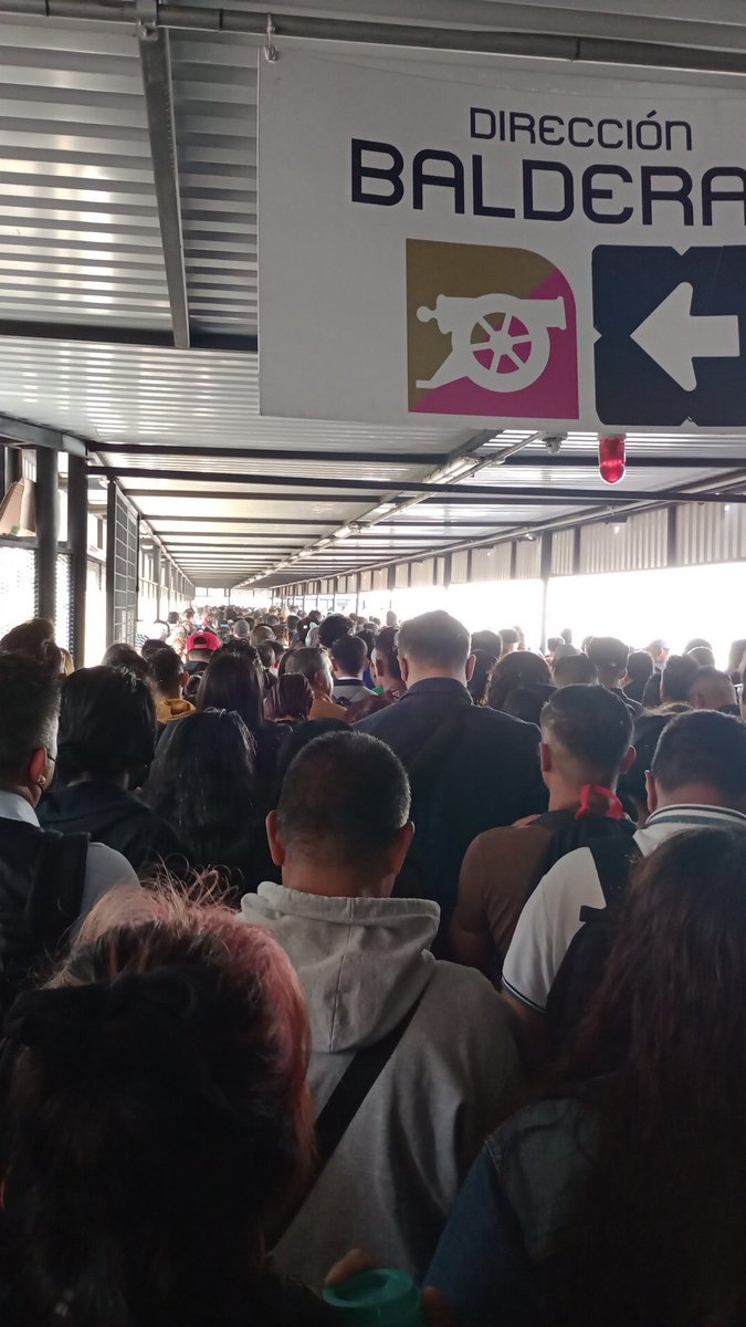 @MetroCDMX Tienen un cagadero para entrar a la línea 9  en Pantitlán ya abran y den acceso hijos de perra!!!@MetroCDMX  @telediario