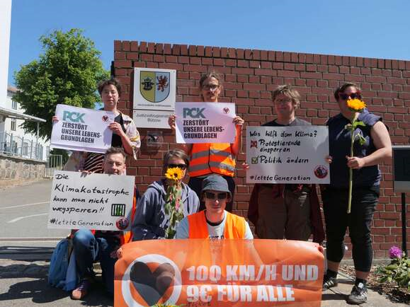 Solidarität mit <a href="/RaulSemmler/">Raúl Semmler #wirsindalledieletztegeneration</a>. Er trug den Klimaprotest dorthin, wo er hingehört und drehte Pipelines ab. Die Raffinerie verbot ihm, die Bilder der Aktion zu verbreiten, weil sie dem Image des Konzerns schaden würden. Er weigerte sich. Jetzt tritt er seine Ersatzfreiheitsstrafe an