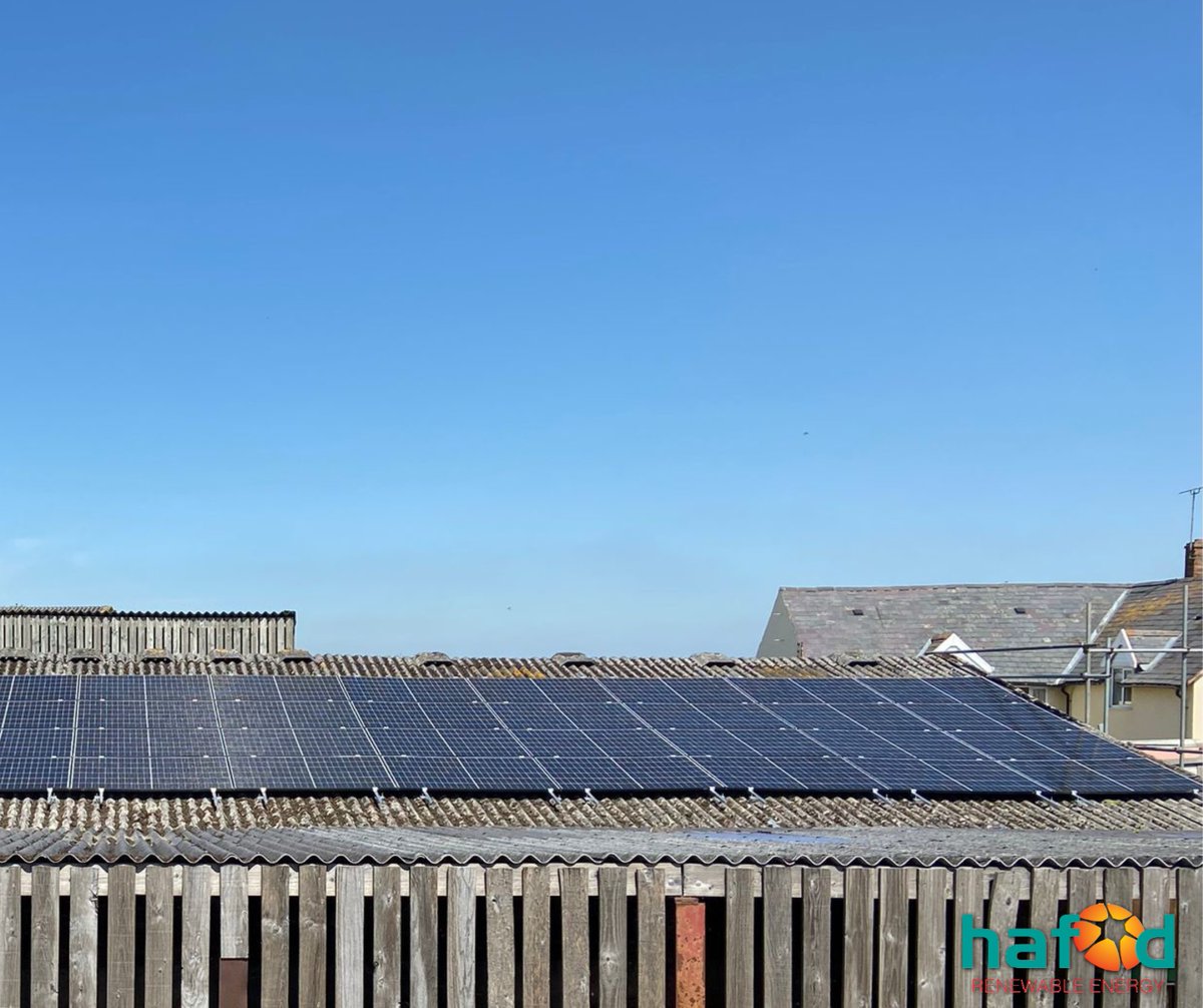 This Wrexham farm has recently had a 20.16kW system consisting of 48 x 420W panels.

#Renewables #RenewableEnergy #Solar #SolarPanels #SolarEnergy #GreenEnergy #Wrexham #Farm #NorthWales #Wales
