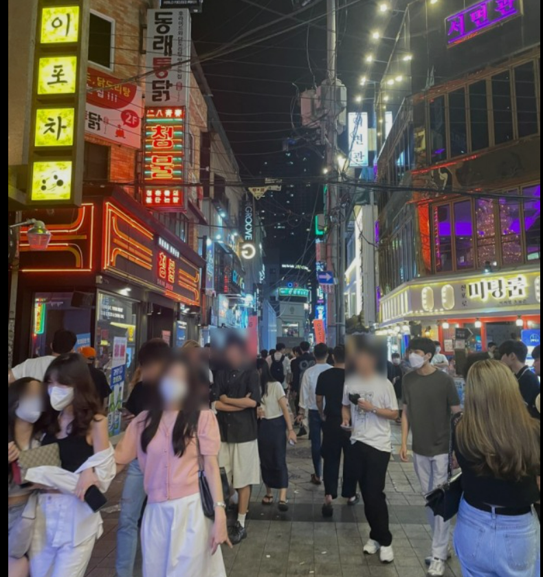 kms__5_1's tweet photo. #GBTWriting #2023TreasureHunt9⃣
These are pictures of Busan's passion before Covid. 30,000 people gathered to cheer for a team, walked through Seomyeon, avoided the heat with tourist, and watched a firework festival. Even if my daily life recovers almost, I still miss those days. https://t.co/zVlKer73Se