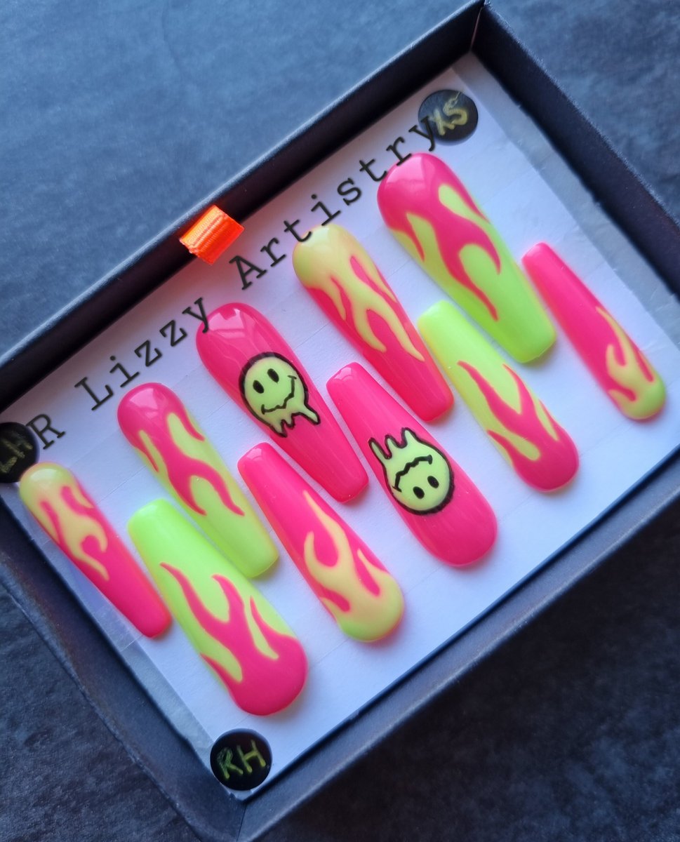 RLizzyArtistry's tweet photo. #UKravers let me see you! 👀 Who has #festivals booked this year? 🙋‍♀️ I'm looking forward to seeing #Hedex later in September! Perfect set of re usable #pressonnails up in my #etsy store #rave #ravebaby #pressonnails #raveready #ravers #ravenails #ravewear https://t.co/cteNlsjkXx
