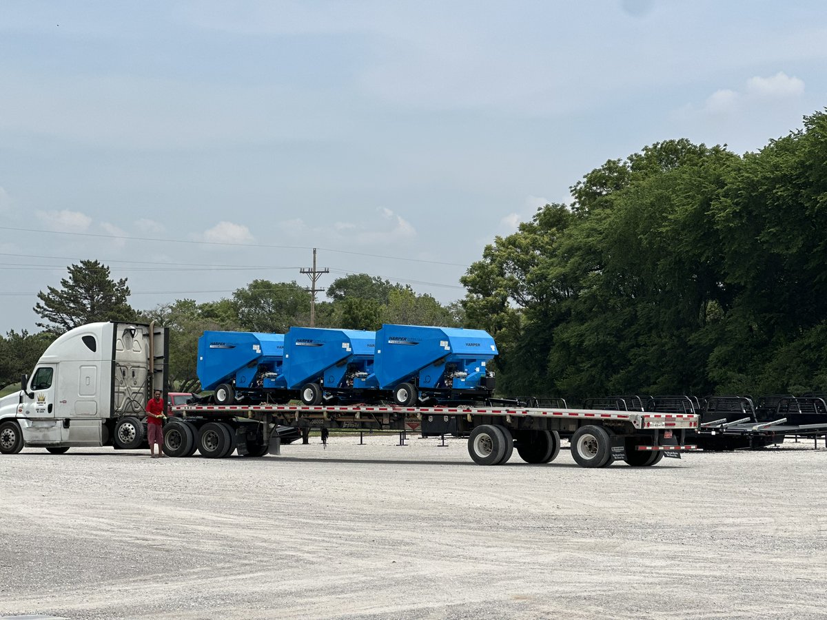 HarperTurf's tweet photo. On Friday, we loaded up these two Turf loads! @wescoturf & @SimpsonNorton1 we're excited for you to get these beauties!
#HarperTurfEquipment #cleanerfasterharper #hotshot #hotshotlife #hotshotloads #florida #arizona #turf #turfcare #turflife #turfmanagement #TurfDirectory https://t.co/POmBbnbcuj