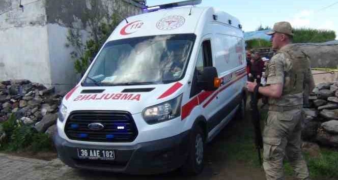 #Kars’ta etkili olan sağanak yağış sonrası #Hacıhalilköyü'nde #ahır'ın tavanının çökmesi sonucu yaşlı çift enkaz altında kalarak hayatını kaybetti.